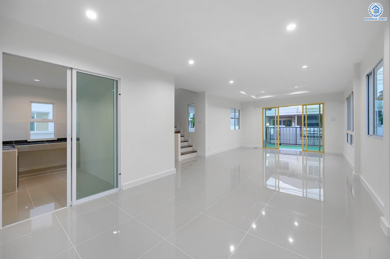 บ้านมือสองตกแต่งใหม่ โครงการ ชวนชื่นโมดัส แจ้งวัฒนะ เนื้อที่ 51.6 ตร.ว. ฟังก์ชัน 3 ห้องนอน 3 ห้องน้ำ จอดรถได้ 2 คัน รองรับทุกการอยู่อาศัย บนทำเลเดินทางเข้า-ออกเมืองสะดวก เชื่อมต่อถนนเลี่ยงเมืองปากเกร็ด, ถนนแจ้งวัฒนะ, ถนนติวานนท์ ใกล้รถไฟฟ้าสายสีชมพู "สถานีเลี่ยงเมืองปากเกร็ด" ทางด่วน "แจ้งวัฒนะ" และเซ็นทรัล แจ้งวัฒนะ